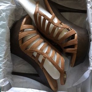 8.5M Jessica Simpson Platform heels